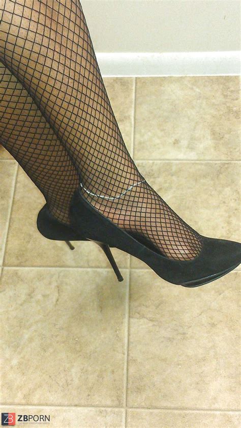 Stunning Dark Hued Toes In Pantyhose ZB Porn