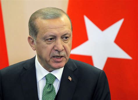 Encarcelado en Barcelona un escritor crítico con Erdogan al que Turquía