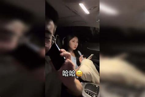 当我在女朋友面前和其他女人打电话时，看看她的反应女人其他女朋友