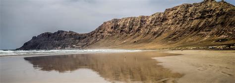 Discover the beautiful beach of Famara | Lanzarote.com