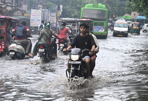 Delhi Ncr Rains दिल्ली में भारी बारिश कई इलाकों में भरा पानी ट्रैफिक