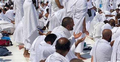 Believers Praying in the Courtyard of the Great Mosque of Mecca · Free ...