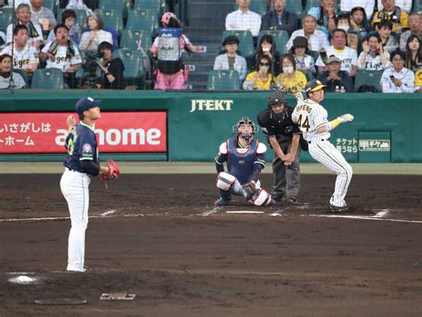 ＜神・ヤ＞2回無死、梅野は左越えに先制のソロ本塁打を放つ（撮影・坂田 高浩） ― スポニチ Sponichi Annex 野球