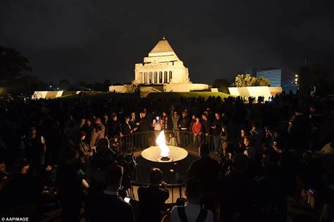 Thousands Salute Veterans As They March To Mark Anzac Day Daily Mail