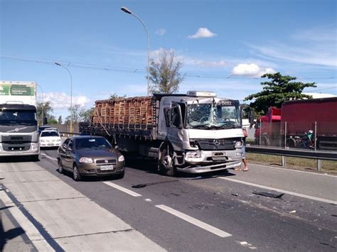 G Caminh Es Se Envolvem Em Acidente Na Via Dutra Em Resende Rj