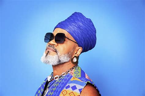 Jornal Correio Biografia destaca atuação social de Carlinhos Brown no