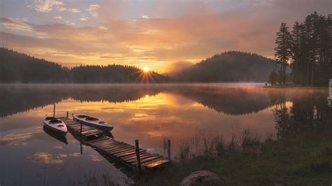 Kajaki Przy Pomo Cie Na Jeziorze O Wschodzie S O Ca