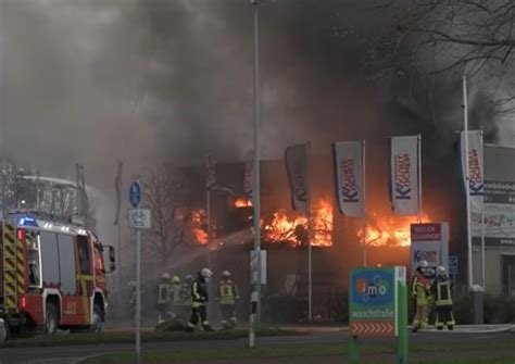 Großbrand in Krefeld Über 1000 E Scooter brennen in Gewerbehalle