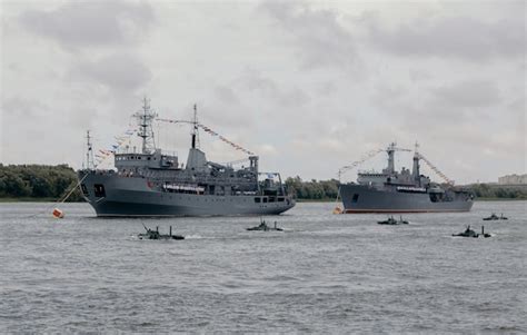 Navios de guerra russos no rio volga em astrakhan no verão em dia