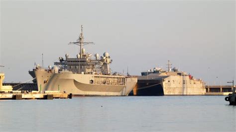 El Buque Insignia De La Sexta Flota De Eeuu En El Puerto De M Laga