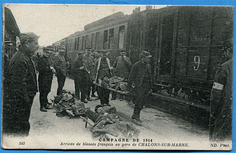 CPA Arrivée de blessés français en gare de Chalons sur Marne Guerre