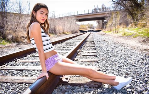 Обои legs model women brunette skinny legs crossed looking at viewer short shorts на