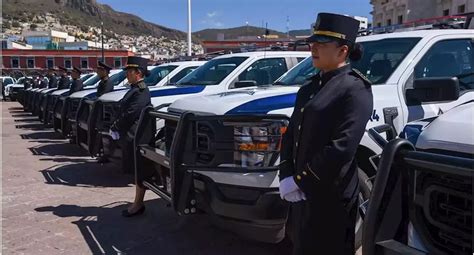 Gobernador Julio Menchaca entrega uniformes y patrullas a policías de