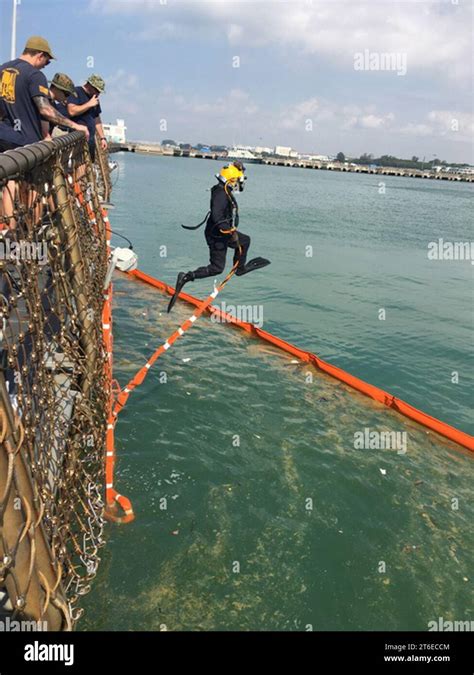 USS John S McCain Taucher Stock Photo Alamy