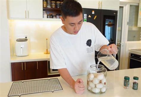 Ông bố đẹp trai hot nhất nhì MXH dạy làm trứng muối chị em nhìn thấy phải vào xem ngay