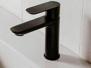 Atrévete con la grifería de color negro ROCA Baños