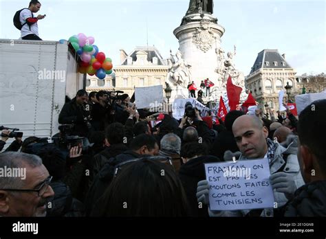 Les Tunisiens Et Leurs Partisans Manifestent Paris En France Le