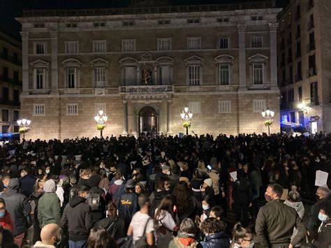 Estado De Alarma Unas Personas Se Manifiestan En Barcelona Contra