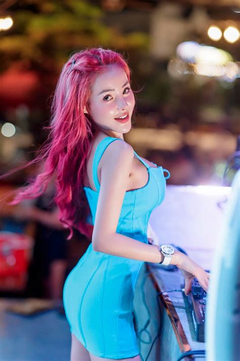 Ngân diện bikini bán xe cá viên chiên CĐM tranh cãi hết thời hay sao mà phải làm chuyện phản