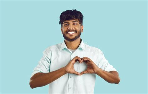 Retrato De Un Tipo Indio Alegre Y Atractivo Mostrando Gesto De Amor Con