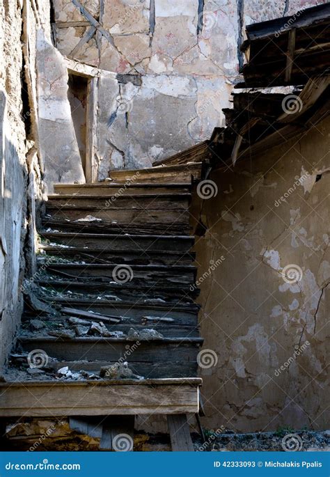 Escadas Danificadas Abandonadas Imagem De Stock Imagem De Vazio