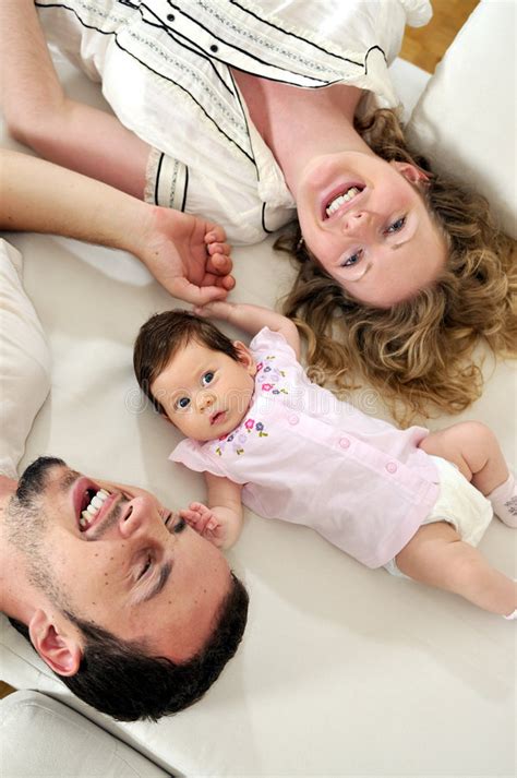 Familia Joven Feliz Que Se Divierte Foto De Archivo Imagen De Vida