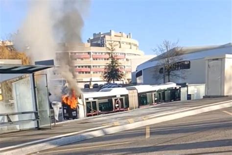 Video Un Bus Du R Seau Stan Prend Feu Pr S De Nancy Pas De Bless