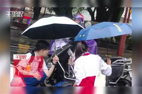 【广东】大爷雨天不小心骑车摔倒 中学生跪地打伞守候 拍摄者：觉得正能能挺有爱心 拍摄者 雨天 大爷