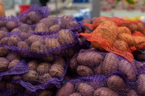 Ramassez Les Pommes De Terre Crues Dans Un Filet De Toile De Jute Sur