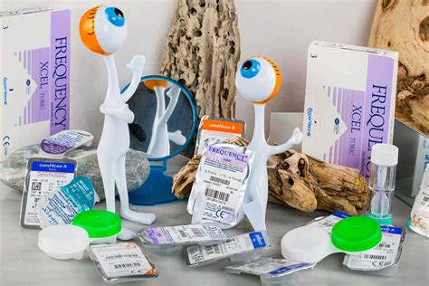 how to put on contact lenses 11