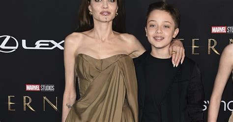 Angelina Jolie Y Su Hijo Menor Knox Disfrutan De Un Paseo Previo A