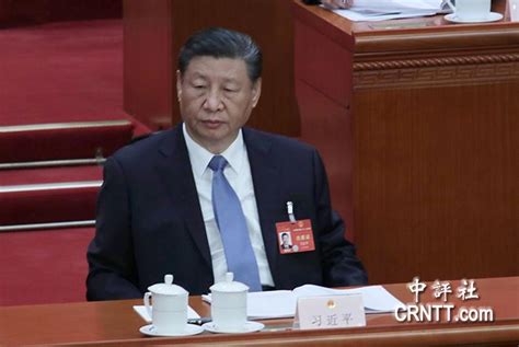 中评镜头：习近平听取人大会议报告