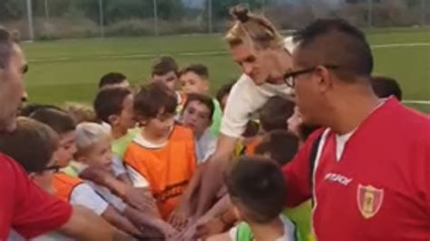 Calcio Recanatese Alessandro Sbaffo In Campo Con I Bambini Del E