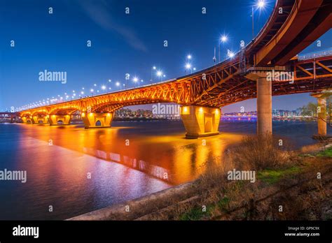 Seongsu bridge at nigth in seoul hi-res stock photography and images ...