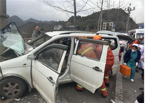 凯里镰刀湾附近发生一起交通事故，两人被困 黔东南县市新闻 凯里 黔东南信息港