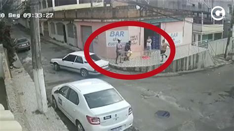 Bandidos assaltam dois homens na porta de bar em Cariacica Vídeo