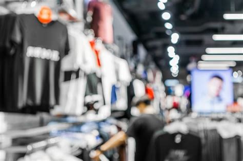 Resumen Borrosa De Un Hombre De Compras En La Tienda De Ropa De Moda