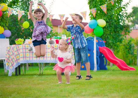 Tres niños felices bailando 2023