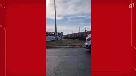 Vídeo Vídeo mostra momento em que trem bate na lateral de ônibus no DF