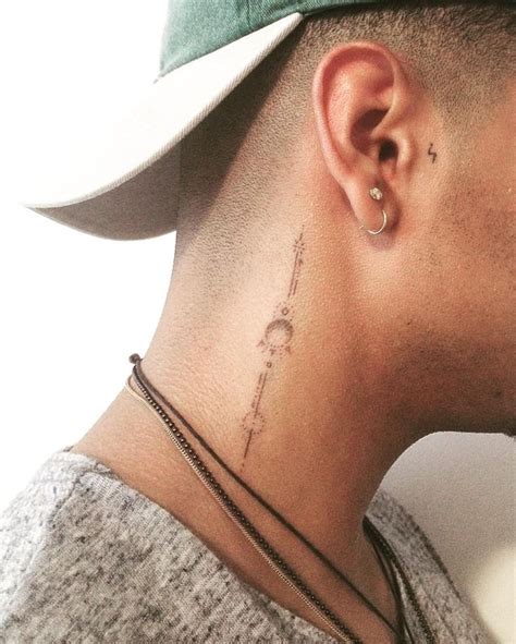 Tatuaje En El Cuello A Una Sola Aguja Minimalista Para Hombre