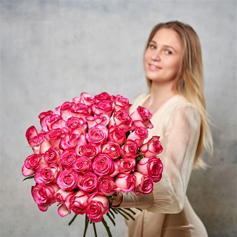 Роза "Карусель" - купить в Барнауле за от 239 ₽ с доставкой