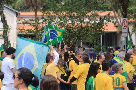 Apoiadores de Bolsonaro realizam manifestação no Centro de São José