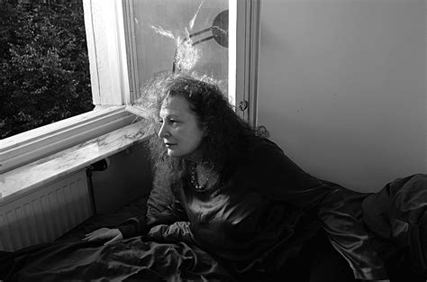 Нан Голдин обвиняет меценатов в опиоидной эпидемии в США | The Art ...