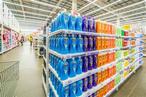 Estantes Del Supermercado Con Los Detergentes Fotos De Stock