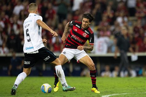 Flamengo supera desfalques e vence o Grêmio gols de Luiz Araújo