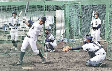 センバツ決定一夜明け 英明、高松商 喜び胸に始動 選抜出場決定から一夜明け、ケース打撃で汗を流す高松商ナイン＝高松商高グラウンド 四国新聞社