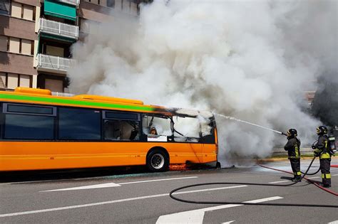 Paura A Brugherio Autobus Di Linea Prende Fuoco