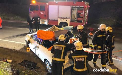 Los bomberos excarcelan a un hombre que quedó atrapado en su coche en