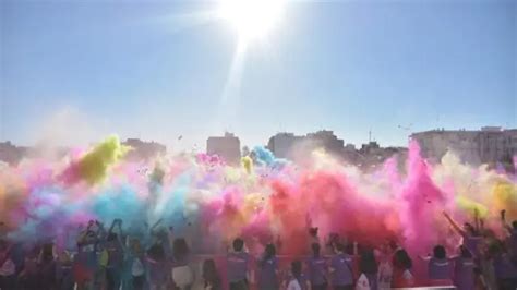 Corredores Se Empapan De Color Y Purpurina En La Quinta Holi Run En