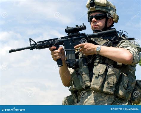 Soldado Que Aponta Seu Rifle Foto De Stock Imagem De Protetor